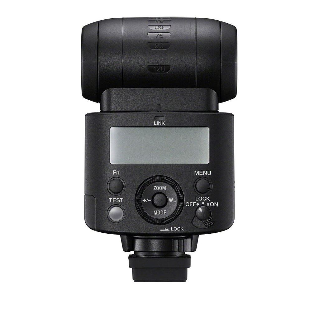 Sony_HVL-F46RM_002 Musta Sony HVL-F46RM -salamalaite, jossa on LCD-näyttö, ohjauspainikkeet, valintakiekko ja pyörivä pää, takaapäin valkoista taustaa vasten.