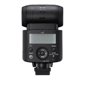 Sony_HVL-F46RM_002 Musta Sony HVL-F46RM -salamalaite, jossa on LCD-näyttö, ohjauspainikkeet, valintakiekko ja pyörivä pää, takaapäin valkoista taustaa vasten.