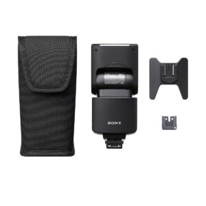 Sony_HVL-F46RM_006 Sony HVL-F46RM -salama, jossa on suojakotelo, leveä diffuusori ja kiinnityssovitin valkoisella pohjalla.