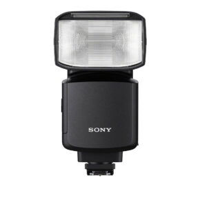 Sony_HVL-F60RM2_001 Etukuva mustasta Sony HVL-F60RM2 -kamerasalamalaitteesta, jossa on suorakulmainen läpikuultava salamapää ja SONY-logo ja joka on suunniteltu asennettavaksi kameran päälle.