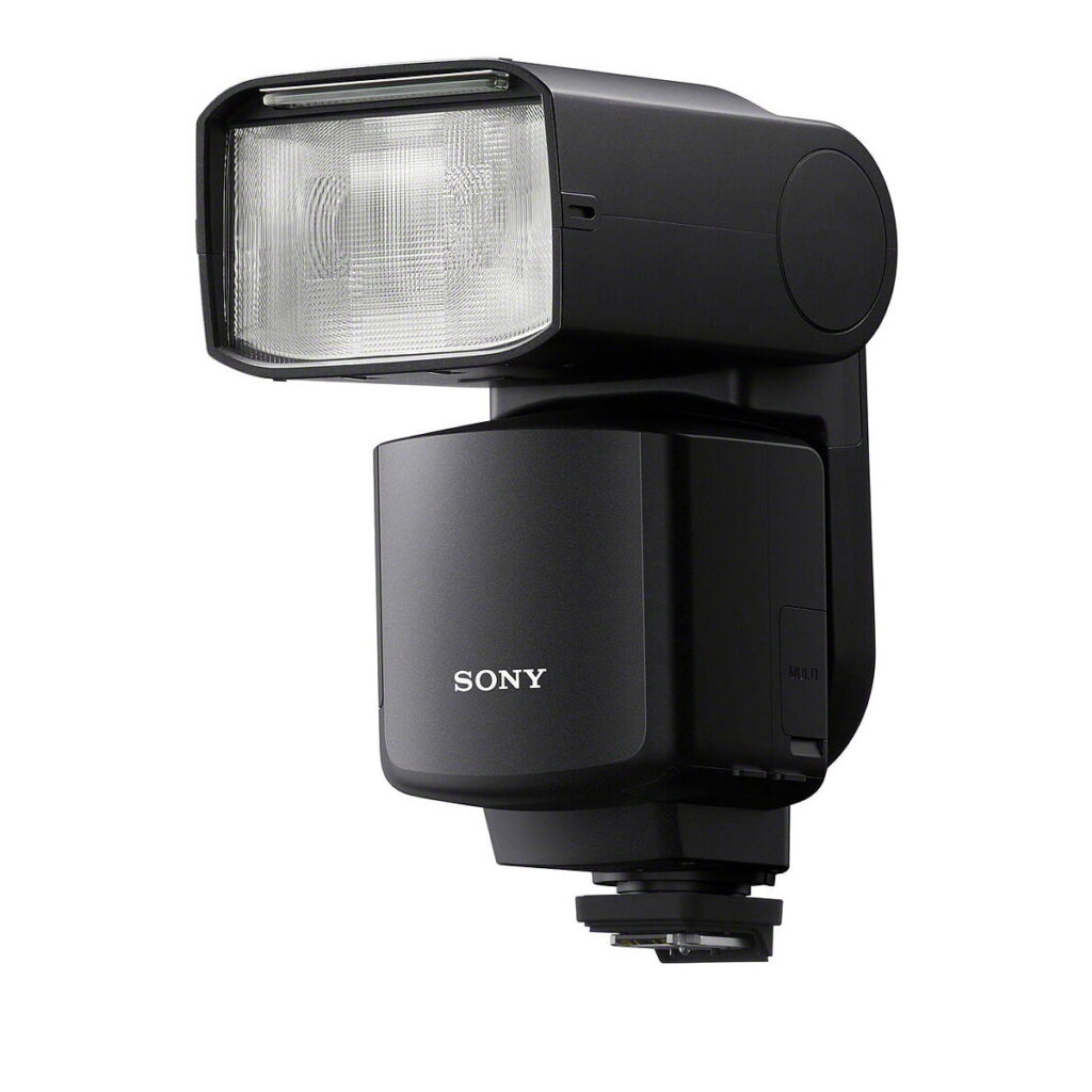 Musta Sony HVL-F60RM2 -kameran ulkoinen salama, jossa on suorakulmainen, kallistettava pää, näkyy valkoista taustaa vasten. Tämä tehokas käsisalama tarjoaa monipuolista valaistuksen hallintaa mihin tahansa kuvaukseen.