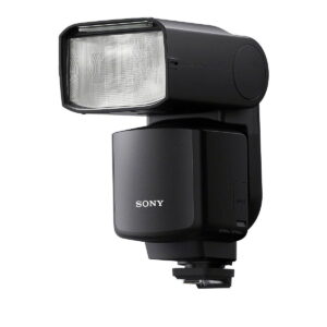 Musta Sony HVL-F60RM2 -kameran ulkoinen salama, jossa on suorakulmainen, kallistettava pää, näkyy valkoista taustaa vasten. Tämä tehokas käsisalama tarjoaa monipuolista valaistuksen hallintaa mihin tahansa kuvaukseen.