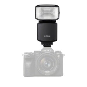 Musta Sony HVL-F60RM2 -salama on asennettu osittain läpinäkyvän Sony Alpha -peilittömän kameran ja objektiivin päälle valkoista taustaa vasten.