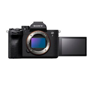 Sony_a7_IV_001 Sony A7 IV -järjestelmäkamera, jonka objektiivi on poistettu, valottaa kennoa. Näkyvissä on ulos käännetty LCD-näyttö, jonka näyttöpinta on näkyvissä.