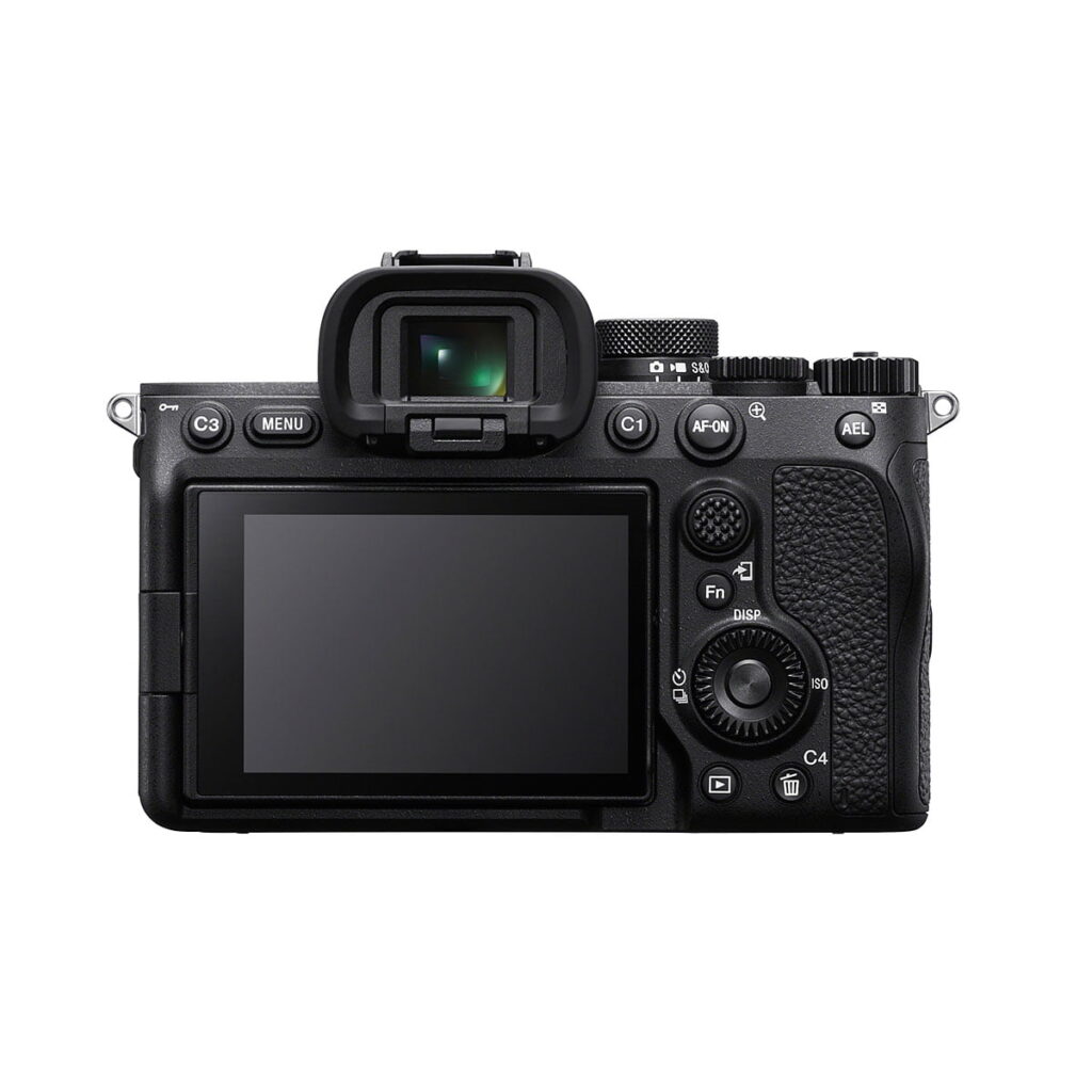 Sony_a7_IV_003 Sony A7 IV -järjestelmäkamera, joka näkyy takaa suurella LCD-näytöllä, eri painikkeilla, valitsimilla ja elektronisella etsimellä, on esillä valkoista taustaa vasten - nyt 300 €:n alennuksella.