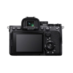 Sony_a7_IV_003 Sony A7 IV -järjestelmäkamera, joka näkyy takaa suurella LCD-näytöllä, eri painikkeilla, valitsimilla ja elektronisella etsimellä, on esillä valkoista taustaa vasten - nyt 300 €:n alennuksella.