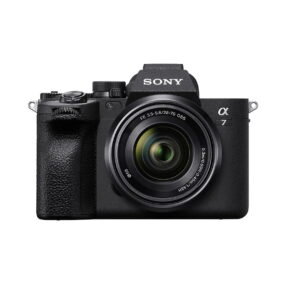 Sony_a7_IV_28-70mm_001 Etukuva mustasta Sony A7 IV -digitaalisesta peilittömästä kamerasta ja 28-70mm f/3.5-5.6 OSS-objektiivista, jossa on kuvioitu kahva ja objektiivin merkinnät valkoista taustaa vasten.