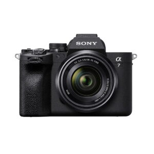 Sony_a7_IV_28-70mm_001 Etukuva mustasta Sony A7 IV -digitaalisesta peilittömästä kamerasta ja 28-70mm f/3.5-5.6 OSS-objektiivista, jossa on kuvioitu kahva ja objektiivin merkinnät valkoista taustaa vasten.