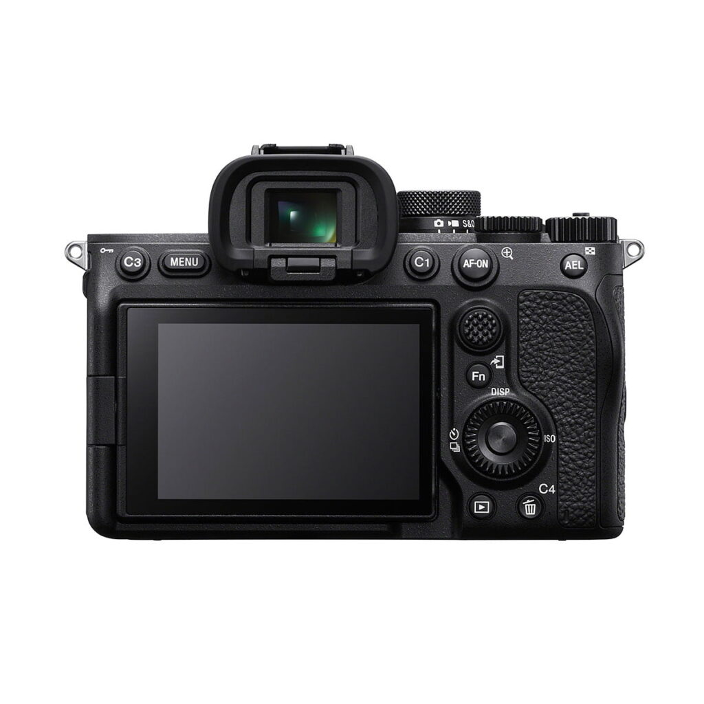 Sony_a7_IV_28-70mm_003 Sony A7 IV + 28-70mm f/3.5-5.6 OSS (300€ alennus) näytetään takaa, ja siinä korostuvat sen suuri LCD-näyttö, ohjauspainikkeet, näytön yläpuolella oleva etsin ja oikeanpuoleinen kuvioitu kahva turvallista käsittelyä varten.
