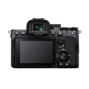 Sony_a7_IV_28-70mm_003 Sony A7 IV + 28-70mm f/3.5-5.6 OSS (300€ alennus) näytetään takaa, ja siinä korostuvat sen suuri LCD-näyttö, ohjauspainikkeet, näytön yläpuolella oleva etsin ja oikeanpuoleinen kuvioitu kahva turvallista käsittelyä varten.