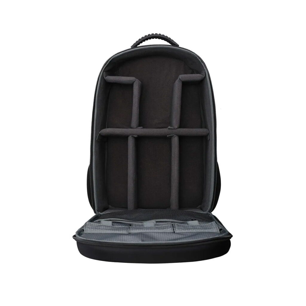 ad100pro_2backpack_02 Godox AD100 Pro TTL 2 salamaa -reppupaketti on kuvassa avattuna, ja sen sisällä on pehmustetut, säädettävät väliseinät, joiden avulla voit järjestää varusteesi. Sisätila on tyhjä, ja etuläppä on litteä, valmiina kameravarusteiden tai elektroniikan säilytykseen.