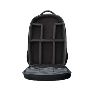 ad100pro_2backpack_02 Godox AD100 Pro TTL 2 salamaa -reppupaketti on kuvassa avattuna, ja sen sisällä on pehmustetut, säädettävät väliseinät, joiden avulla voit järjestää varusteesi. Sisätila on tyhjä, ja etuläppä on litteä, valmiina kameravarusteiden tai elektroniikan säilytykseen.