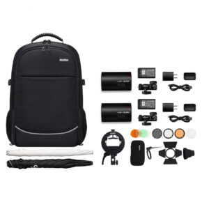 ad100pro_2backpack_05 Godox AD100 Pro TTL 2 salamaa -reppupakkaus sisältää mustan repun, kaksi salamaa, laturit, akut, kaapelit, valonmuokkaimet, värisuodattimet, sateenvarjon ja kiinnitystelineen - kaikki siististi järjestettynä valkoisella pohjalla.