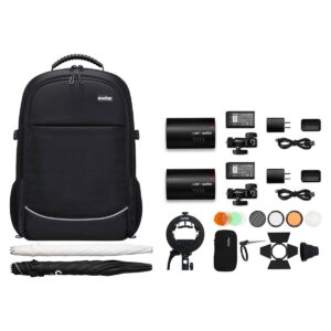 ad100pro_2backpack_05 Godox AD100 Pro TTL 2 salamaa -reppupakkaus sisältää mustan repun, kaksi salamaa, laturit, akut, kaapelit, valonmuokkaimet, värisuodattimet, sateenvarjon ja kiinnitystelineen - kaikki siististi järjestettynä valkoisella pohjalla.