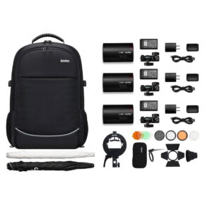 ad100pro_3backpack_01 Godox AD100 Pro TTL 3 salamaa -reppupakkaus sisältää mustan repun, kolme salamalaitetta, akut, laturit, sovittimet, valotelineen, värilliset suodattimet, diffuusorit, valkoisen sateenvarjon ja lisävarusteet - kaikki järjestetty siististi.