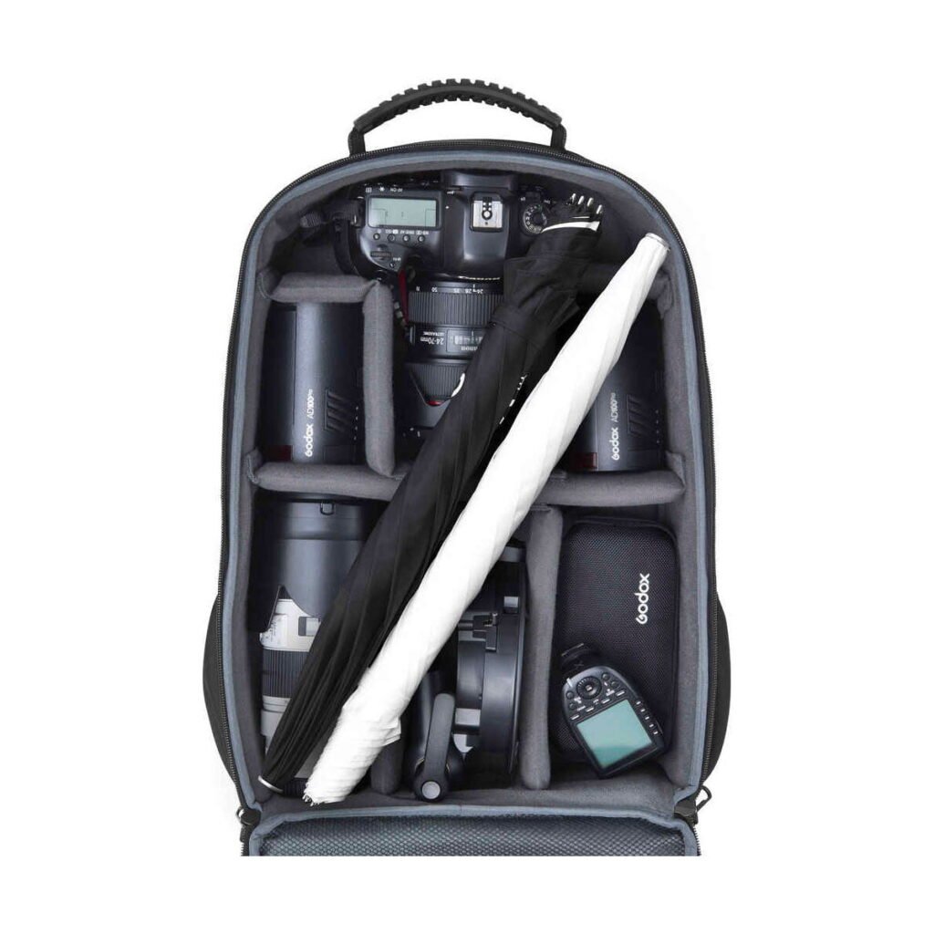 ad100pro_3backpack_02 Godox AD100 Pro TTL 3 salamaa -reppusarjassa on pehmustetut lokerot, joihin mahtuu turvallisesti kamerat, objektiivit, salamalaite, kokoontaitettava mustavalkoinen sateenvarjo ja muut valokuvaustarvikkeet.