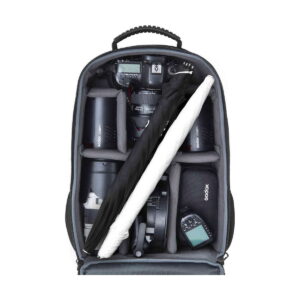 ad100pro_3backpack_02 Godox AD100 Pro TTL 3 salamaa -reppusarjassa on pehmustetut lokerot, joihin mahtuu turvallisesti kamerat, objektiivit, salamalaite, kokoontaitettava mustavalkoinen sateenvarjo ja muut valokuvaustarvikkeet.