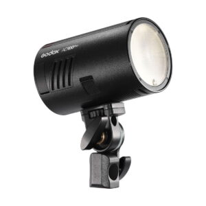 godox_ad100_pro_ttl_05 Musta Godox AD100 Pro TTL -akkusalama kannettava salama, jossa on pyöreä pää, kiinnitysteline ja säätönupit, näkyy valkoista taustaa vasten.