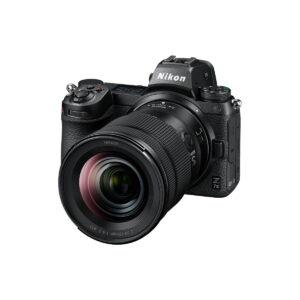 nikkor_z_24-120mm_f4_01 Musta Nikon Z7 II -peilitön digitaalikamera, johon on kiinnitetty suuri Nikon Nikkor Z 24-120mm f/4 S -objektiivi -objektiivi, valkoisella pohjalla ja kulmassa, jossa näkyy yksityiskohtaisia näkymiä objektiivista ja kameran rungosta.