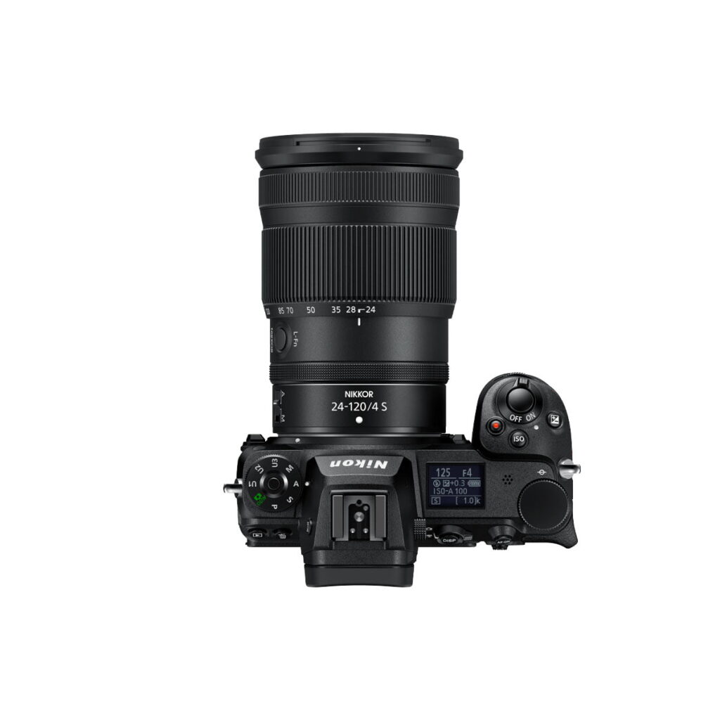 nikkor_z_24-120mm_f4_02 Nikon-kameran ja siihen kiinnitetyn Nikon Nikkor Z 24-120mm f/4 S -objektiivi -objektiivin yläkuva, jossa näkyy säätimet ja näyttö. Tuote on eristetty valkoiselle taustalle.