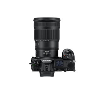 nikkor_z_24-120mm_f4_02 Nikon-kameran ja siihen kiinnitetyn Nikon Nikkor Z 24-120mm f/4 S -objektiivi -objektiivin yläkuva, jossa näkyy säätimet ja näyttö. Tuote on eristetty valkoiselle taustalle.