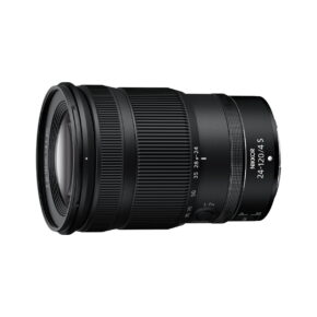 Nikon Nikkor Z 24-120mm f/4 S -objektiivi on sijoitettu vaakasuoraan valkoiselle taustalle, ja siinä on musta viimeistely, zoomaus- ja tarkennusrenkaat sekä merkityt säätimet automaattitarkennusta ja manuaalitarkennusta varten.