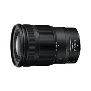 Nikon Nikkor Z 24-120mm f/4 S -objektiivi on sijoitettu vaakasuoraan valkoiselle taustalle, ja siinä on musta viimeistely, zoomaus- ja tarkennusrenkaat sekä merkityt säätimet automaattitarkennusta ja manuaalitarkennusta varten.