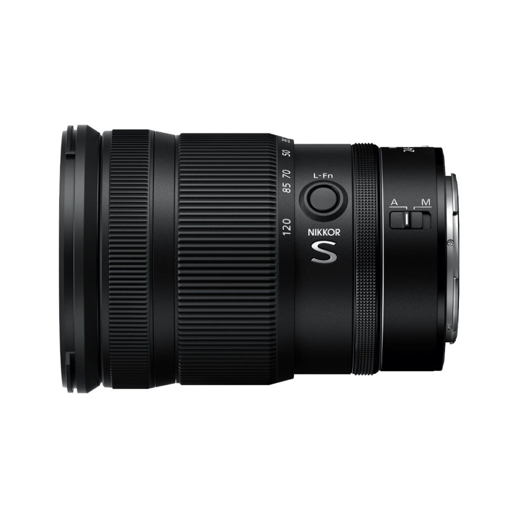 nikkor_z_24-120mm_f4_04 Mustan Nikon Nikkor Z 24-120mm f/4 S -objektiivi -objektiivin sivukuva, jossa näkyy tarkennus- ja zoomausrenkaat sekä objektiivin toimintojen ja automaattitarkennuksen/manuaalitarkennuksen kytkimet rungossa.