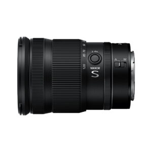 nikkor_z_24-120mm_f4_04 Mustan Nikon Nikkor Z 24-120mm f/4 S -objektiivi -objektiivin sivukuva, jossa näkyy tarkennus- ja zoomausrenkaat sekä objektiivin toimintojen ja automaattitarkennuksen/manuaalitarkennuksen kytkimet rungossa.