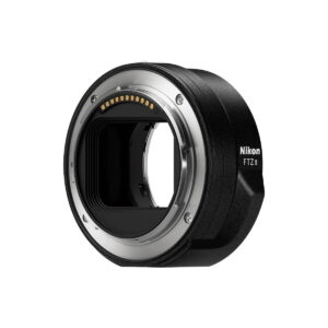 Lähikuva Nikon FTZ II -bajonettisovitin objektiivin kiinnityssovittimesta valkoista taustaa vasten, jossa näkyy sen lieriön muoto, metallirengas ja näkyvät elektroniset koskettimet sisäreunassa.