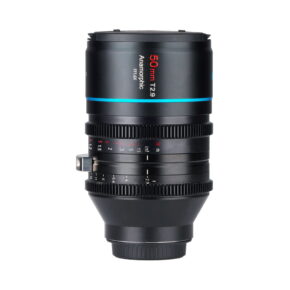 sirui_anamorphic_50mm_16x_01 Sirui Anamorphic Lens 1.6x 50mm t/2.9 Canon RF -objektiivi mustana on pystyssä valkoisella pohjalla, ja siihen on merkitty tarkennus- ja aukkorenkaat mittauksia varten sekä sininen korostus yläreunan lähellä.