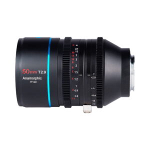 sirui_anamorphic_50mm_16x_02 Sirui Anamorphic Lens 1.6x 50mm t/2.9 Canon RF on musta objektiivi, jossa on valkoiset ja punaiset merkinnät, tarkennus- ja aukkorenkaat sekä sininen korostus lähellä etupuolta.