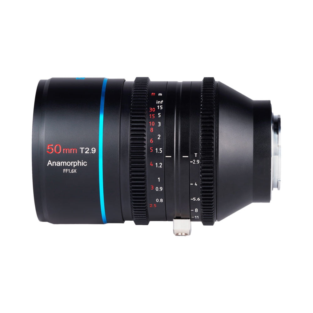 sirui_anamorphic_50mm_16x_02 Sirui Anamorphic Lens 1.6x 50mm t/2.9 Canon RF on musta objektiivi, jossa on valkoiset ja punaiset merkinnät, tarkennus- ja aukkorenkaat sekä sininen korostus lähellä etupuolta.