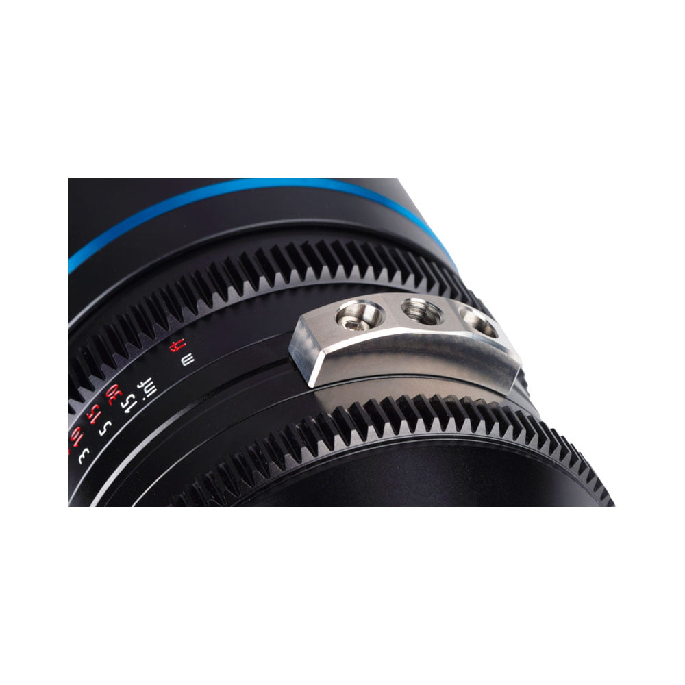 sirui_anamorphic_50mm_16x_03 Lähikuva Sirui Anamorphic Lens 1.6x 50mm t/2.9 Canon RF -objektiivista, jossa on säätöpyörät, metallinen kiinnitysteline ja yksityiskohtaiset aukko- ja tarkennusmerkinnät.