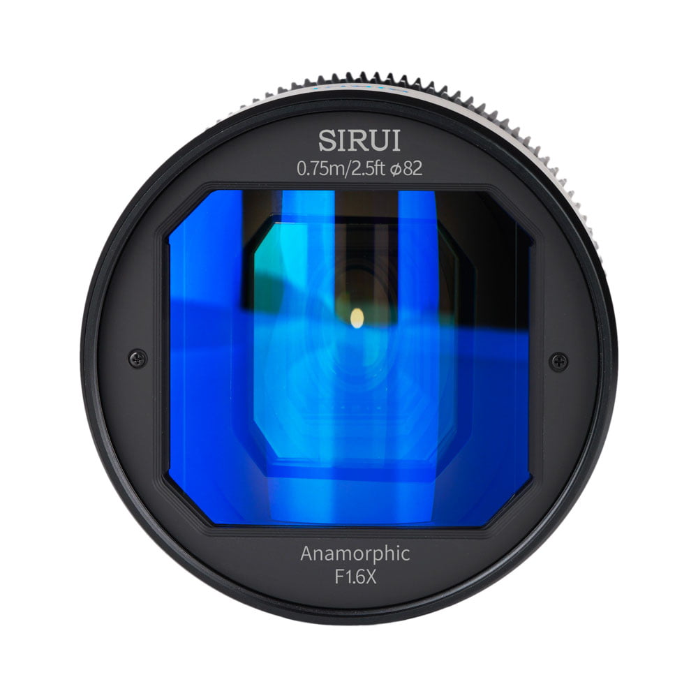 sirui_anamorphic_50mm_16x_04 Lähikuva Sirui Anamorphic Lens 1.6x 50mm t/2.9 Canon RF -objektiivista, jossa on sinisiä heijastuksia lasissa ja yksityiskohtaiset linssin merkinnät reunan ympärillä.