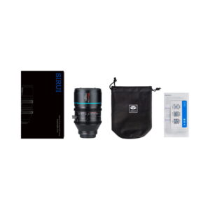 sirui_anamorphic_50mm_16x_05 Sirui Anamorphic Lens 1.6x 50mm t/2.9 Canon RF -objektiivi näkyy mustassa laatikossaan, sopivassa kiristysnauhapussissa ja QR-koodeilla varustetussa käyttöohjeessa, jotka kaikki on järjestetty siististi valkoiselle taustalle.