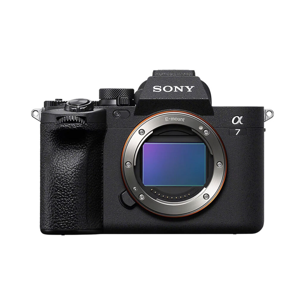 sony_a7_iv_front Sony A7 IV -järjestelmäkameran etukuva, jossa on vain runko, sensori ja E-mount näkyvät, näkyy valkoista taustaa vasten. 300€ alennus.