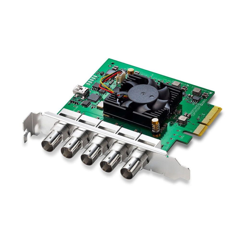 BlackMagic_Design_DeckLink_Duo_2_001 BlackMagic DeckLink Duo 2 on vihreä PCIe-kaappauskortti, jossa on jäähdytystuuletin, useita elektroniikkakomponentteja ja viisi koaksiaalista tuloporttia hopeisessa kiinnikkeessä.