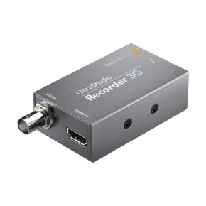 Blackmagic UltraStudio Recorder 3G on kompakti, suorakulmainen laite, jonka päällä on merkintä "UltraStudio Recorder 3G" ja jossa on SDI- ja HDMI-tuloliitännät videokuvausta ja suoratoistoa varten.