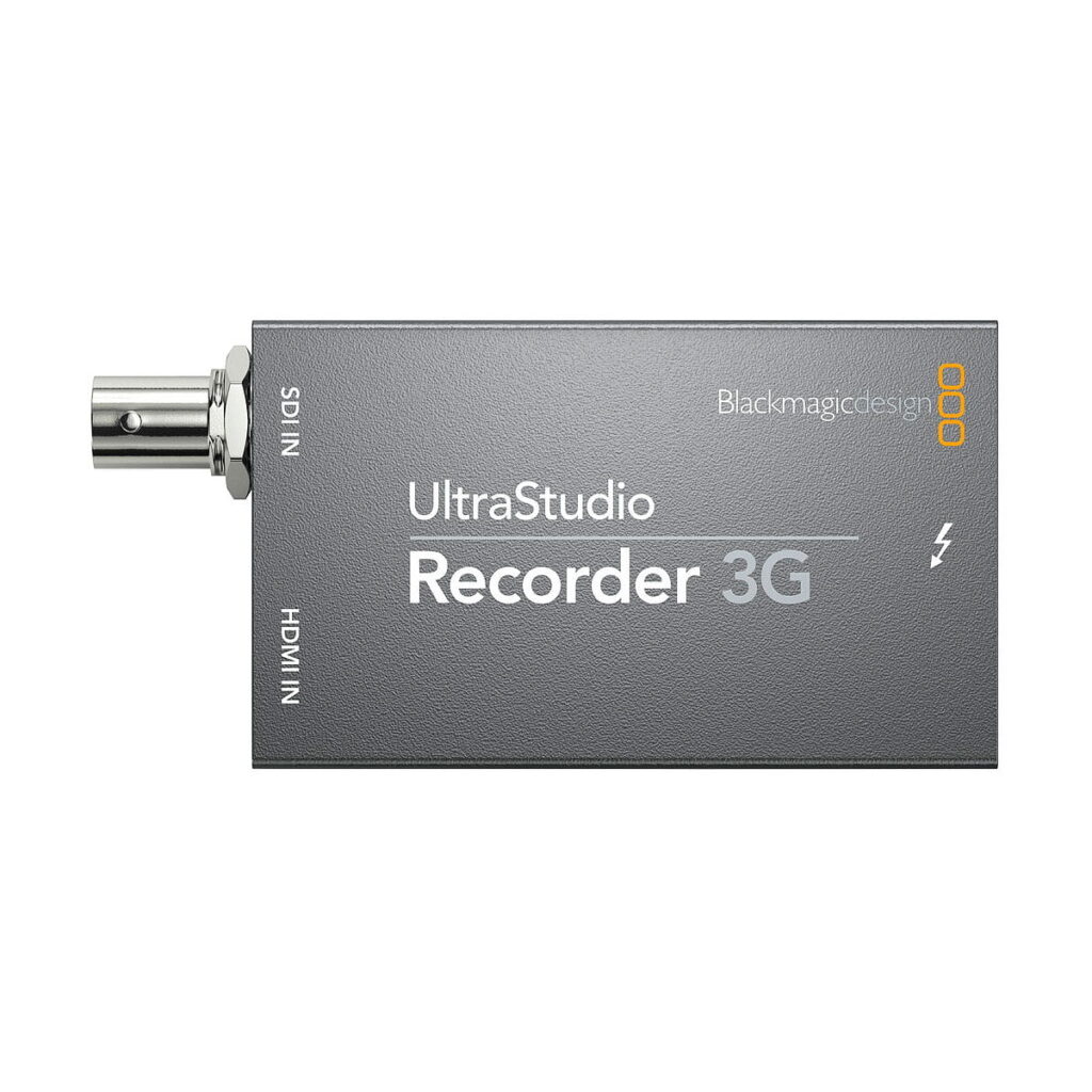 BlackMagic_UltraStudio_Recorder_3G_003 Blackmagic Ultrastudio Recorder 3G:n ylhäältä katsottuna sen harmaa runko on merkitty tuotenimellä, ja siinä on sekä SDI IN- että HDMI IN -portit.