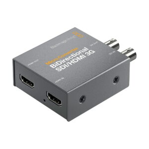 Blackmagic_Design_Micro_Converter_BiDirect_SDI_HDMI_3G_001 Blackmagic Design Micro Converter BiDirect SDI/HDMI 3G on kompakti harmaa yksikkö, jossa on merkityt HDMI IN-, HDMI OUT-, SDI OUT- ja SDI IN-portit kaksisuuntaista SDI/HDMI 3G -signaalin muuntamista varten.