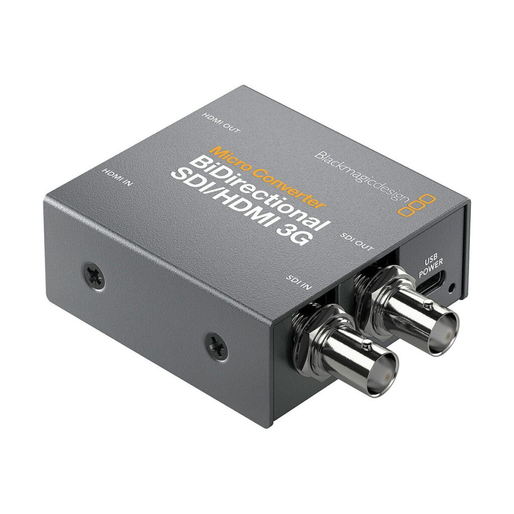 Blackmagic_Design_Micro_Converter_BiDirect_SDI_HDMI_3G_002 Blackmagic Design Micro Converter BiDirect SDI/HDMI 3G, jossa on HDMI- ja SDI-tulo-/lähtöportit sekä USB-virtaliitäntä, näkyy vinossa valkoisella taustalla.