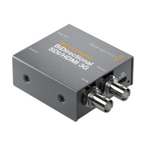 Blackmagic_Design_Micro_Converter_BiDirect_SDI_HDMI_3G_002 Blackmagic Design Micro Converter BiDirect SDI/HDMI 3G, jossa on HDMI- ja SDI-tulo-/lähtöportit sekä USB-virtaliitäntä, näkyy vinossa valkoisella taustalla.