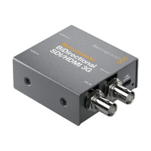 Blackmagic_Design_Micro_Converter_BiDirect_SDI_HDMI_3G_002 Blackmagic Design Micro Converter BiDirect SDI/HDMI 3G, jossa on HDMI- ja SDI-tulo-/lähtöportit sekä USB-virtaliitäntä, näkyy vinossa valkoisella taustalla.
