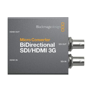 Blackmagic_Design_Micro_Converter_BiDirect_SDI_HDMI_3G_003 Blackmagic Design Micro Converter BiDirect SDI/HDMI 3G on suorakulmainen laite, jossa on HDMI IN/OUT-portit vasemmalla, SDI IN/OUT-portit oikealla ja valkoinen/oranssi merkintä harmaassa rungossa.