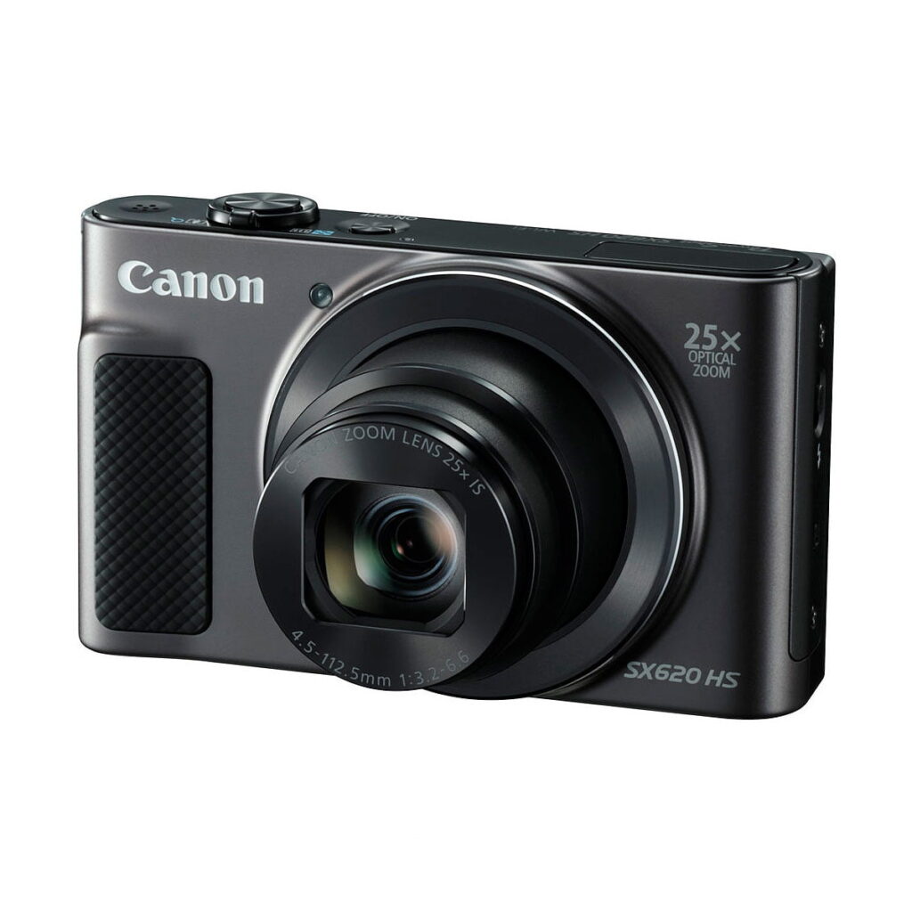 Canon_PowerShot_SX620_HS_001 Musta Canon PowerShot SX620 HS -digitaalikamera, jossa on 25-kertainen optinen zoom, kuvassa hieman vasemmalle päin valkoisella taustalla.