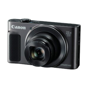 Canon_PowerShot_SX620_HS_001 Musta Canon PowerShot SX620 HS -digitaalikamera, jossa on 25-kertainen optinen zoom, kuvassa hieman vasemmalle päin valkoisella taustalla.