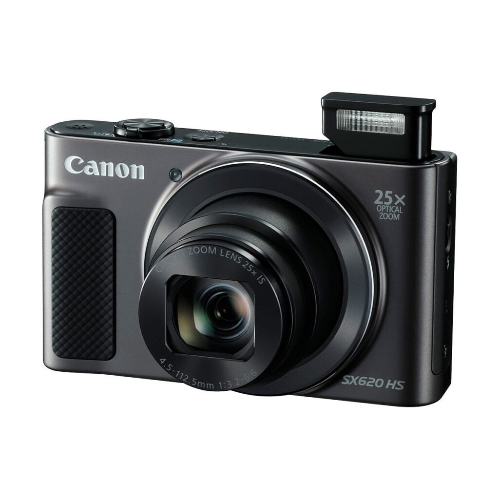Canon_PowerShot_SX620_HS_002 Canon PowerShot SX620 HS -digitaalikamera, jonka 25-kertainen optinen zoom-objektiivi on ulosvedetty ja salama näkyy edestä valkoisella pohjalla.