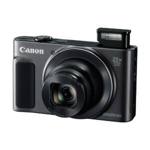 Canon_PowerShot_SX620_HS_002 Canon PowerShot SX620 HS -digitaalikamera, jonka 25-kertainen optinen zoom-objektiivi on ulosvedetty ja salama näkyy edestä valkoisella pohjalla.