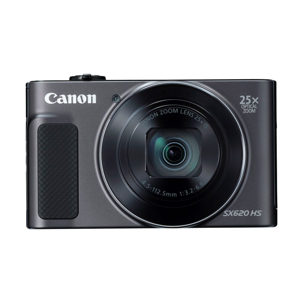 Canon_PowerShot_SX620_HS_003 Musta Canon PowerShot SX620 HS -digitaalikamera näkyy edestä, ja siinä on 25-kertainen optinen zoom-objektiivi ja kuvioitu vasemmanpuoleinen kahva. Canon-logo näkyy vasemmassa yläkulmassa.